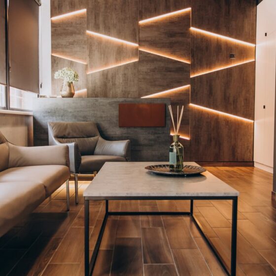 Afla cum sa integrezi un design modern in living prin paleta de culori, combinarea formelor drepte cu cele rotunjite.