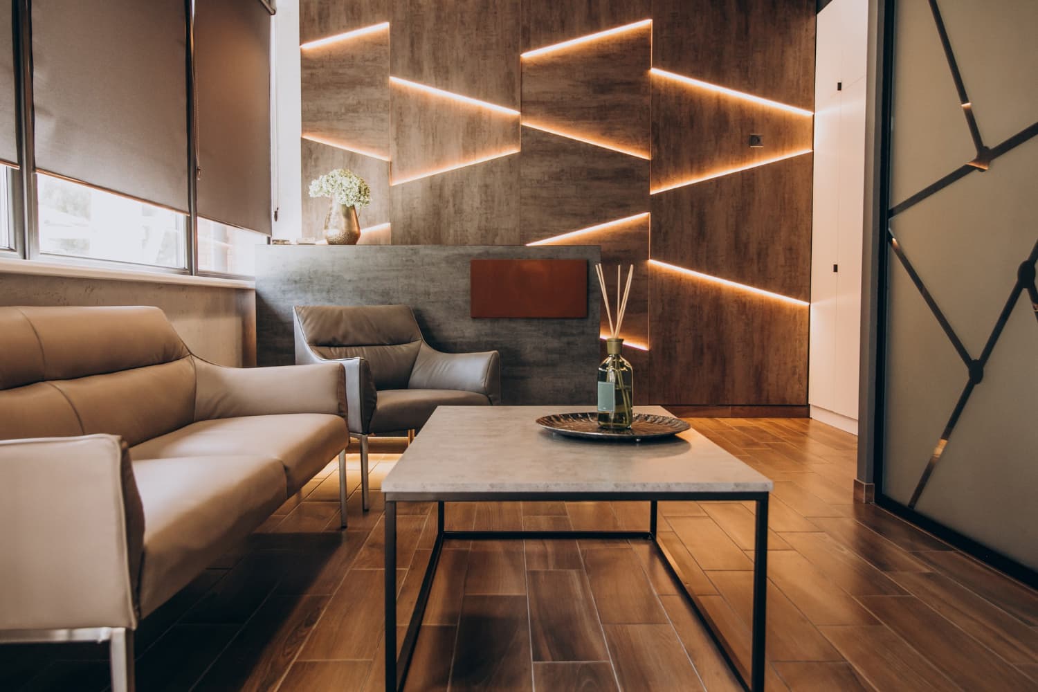 Afla cum sa integrezi un design modern in living prin paleta de culori, combinarea formelor drepte cu cele rotunjite.